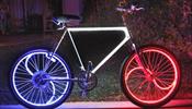 Люди на светящихся велосипедах отправятся  по городу