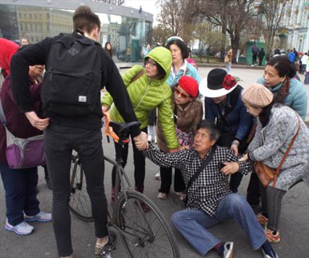 Корейский турист попал под велосипед - на Дворцовой
