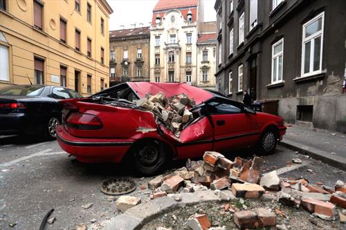После землетрясения улицы столицы Хорватии завалены камнями