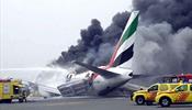 Самолет Emirates сел, объятый черным дымом