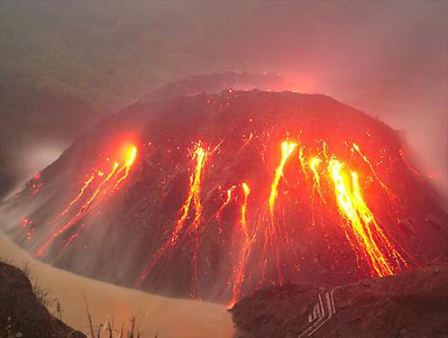 Мощное извержение вулкана – аэропорты закрываются