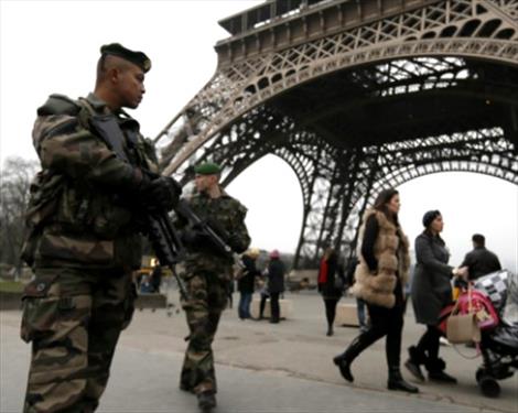 В Париже – военные патрули и митинги