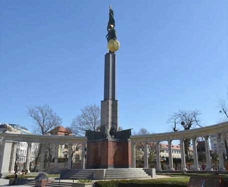Российские туристы помешали осквернить памятник советскому солдату в Вене