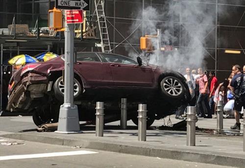 Автомобиль на бешеной скорости атаковал людей на Таймс-сквер