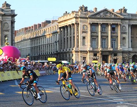 В Париже  открыли огонь на «Тур де Франс»
