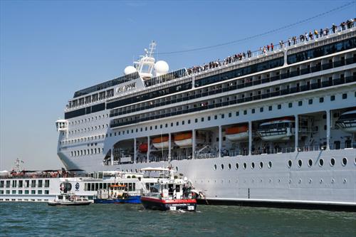 В Венеции вновь призывают к запрету на круизные лайнеры